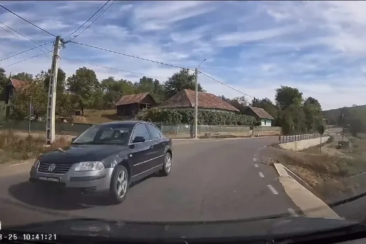 Șofer la un pas de coliziune într-o curbă periculoasă din Cluj. A intrat pe contrasens