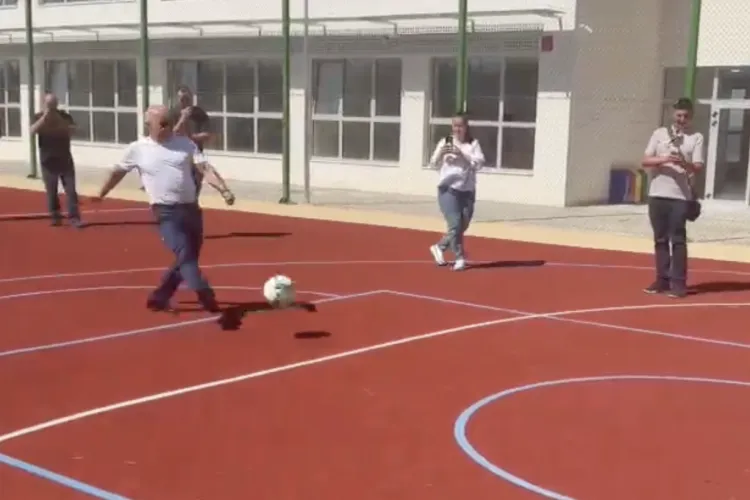 VIDEO. Inaugurarea liceului de la Borhanci s-a terminat la penalty-uri! Emil Boc primul „fotbalist” de pe noul teren de sport: Câte goluri a dat primarul