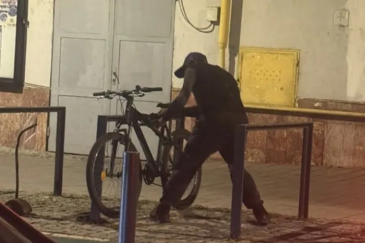 Clujean surprins în timp ce încerca să fure o bicicletă, în centrul orașului. „Am strigat la el din mașină, dar n-avea nicio treabă”