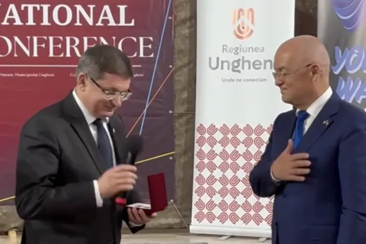 VIDEO. Emil Boc, decorat peste Prut! Primarul Clujului a primit cea mai înaltă distincție a Parlamentului de la Chișinău: „În semn de apreciere”
