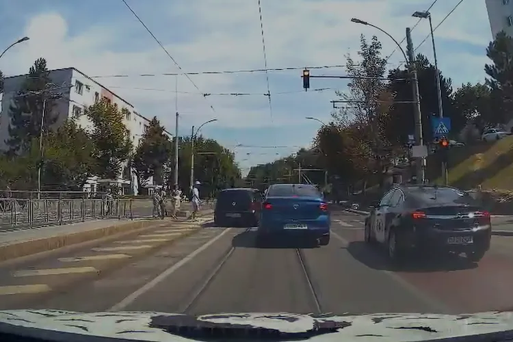 VIDEO. Doi șoferi „campioni” la nesimțire și tupeu în Cluj. Unul era să spulbere pietonii: „Ăștia ne omoară! Depășesc pe linie continuă, trec pe roșu”