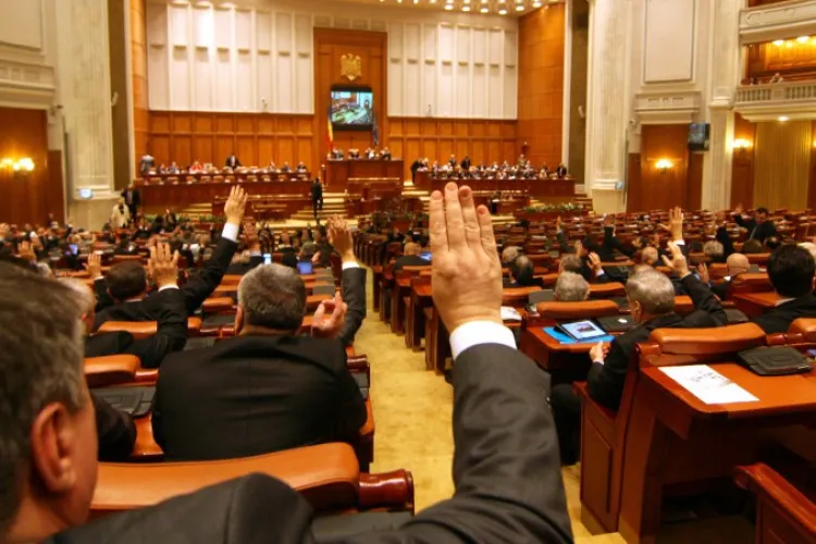 Pensionarii speciali care lucrează la stat, în vizorul unei noi legi. Indemnizația ar putea scădea drastic