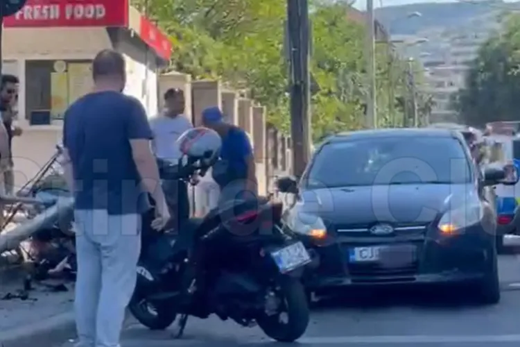 VIDEO. Urmărire ca în filme pe străzile din Cluj-Napoca, soldată cu rănirea unei femei! Tânărul fără permis care furase mașina a încercat să scape