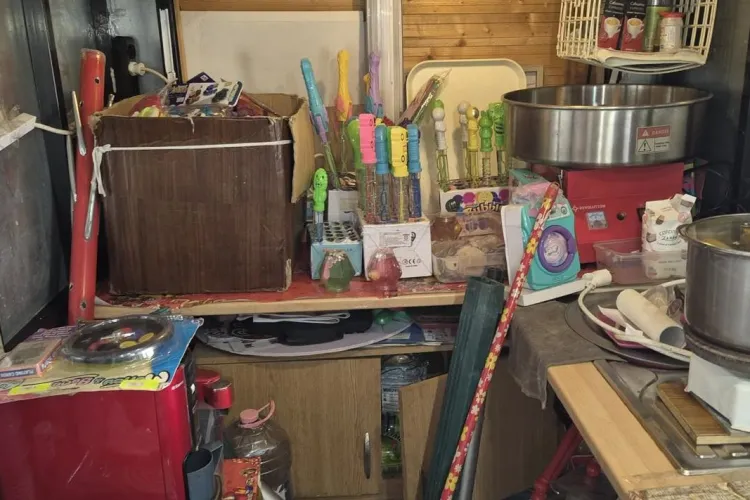 Amenzi de 3,2 milioane de lei în doar 5 zile! ANPC a găsit slime, squishy și lasere periculoase pe rafturi, dar și mizerie grosieră în bucătării