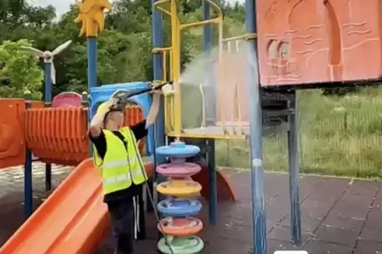 Mizerie și haos într-un parc din Cluj-Napoca: „Locul de joacă e plin de mizerii, iar în iarbă sunt gunoaie”