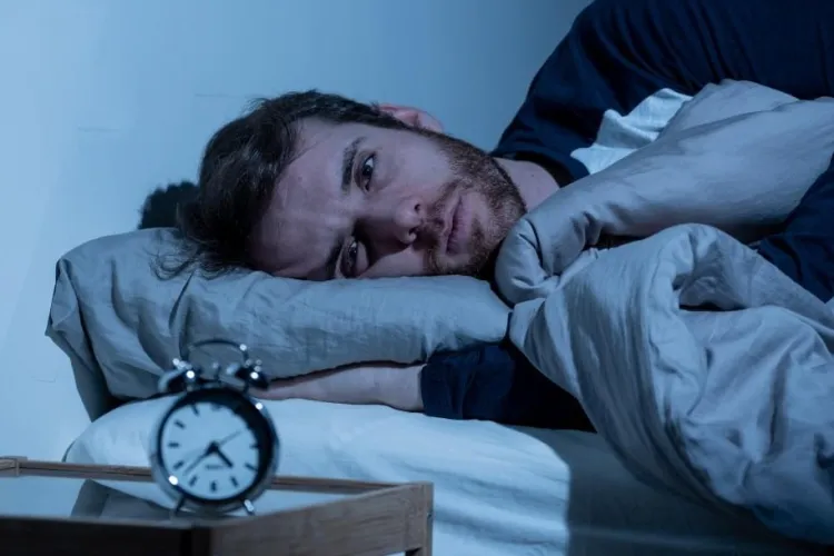 Coșmar nocturn pentru clujenii dintr-un cartier: Gălăgie aproape în fiecare noapte în fața unui magazin non-stop. „Uneori ne e greu să adormim”