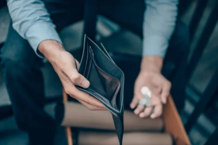 Românii au ajuns la fundul sacului? Doar 8,7% au reușit să pună bani deoparte în ultimul an. S-au făcut și datorii pentru cheltuielile de bază