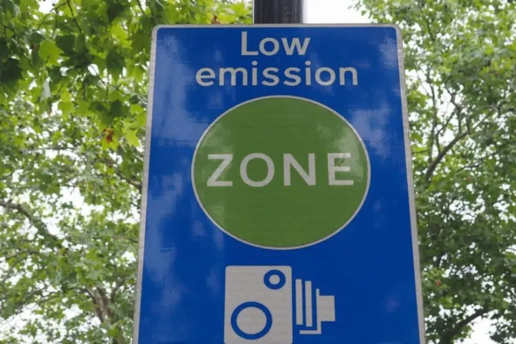 Alertă pentru șoferii din România: Orașele pot introduce zone în care anumite mașini nu mai au acces, iar primăriile au primit un termen clar