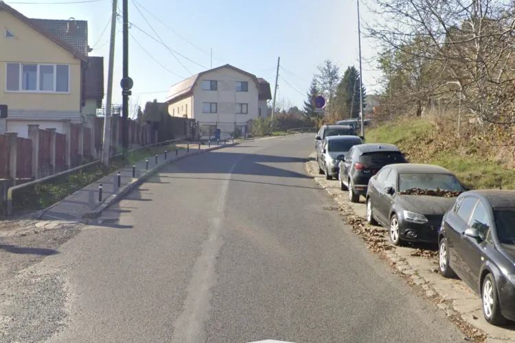 Strada a fost refăcută, iar acum e pistă de viteză: oamenii nu mai pot ieși cu mașina din curte. „Degeaba ies încet, dacă vine cineva cu viteză”