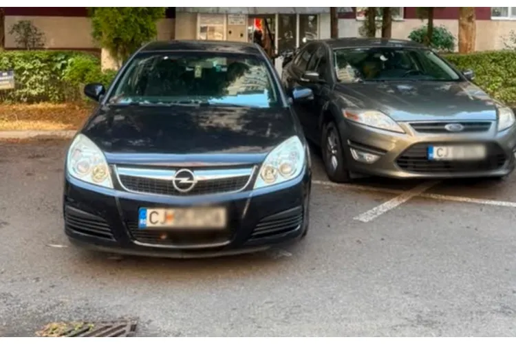 O mașină a fost lăsată fix în fața blocului, pe trotuar, în Cluj-Napoca: „Pe unde se presupune că va trece lumea?”