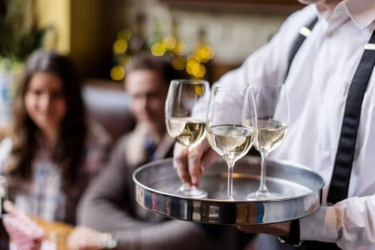 HoReCa cere măsuri urgente pentru a evita noi concedieri! Sectorul a pierdut deja 25.000 de locuri de muncă în doi ani