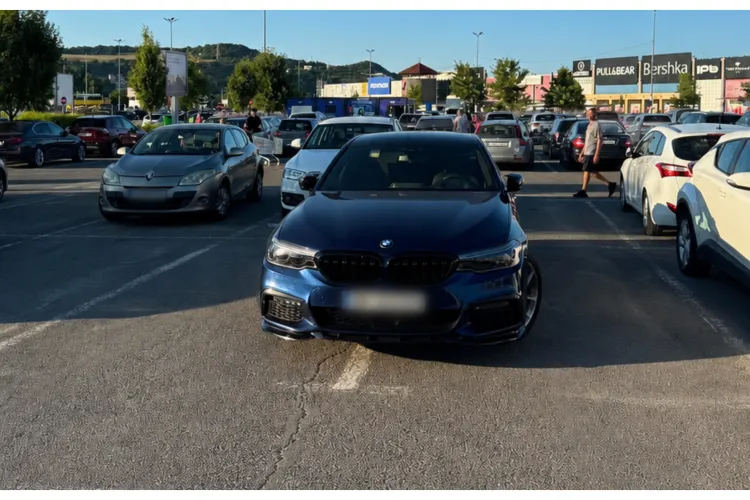 Și-a parcat BMW-ul ca un „rege” la VIVO! Florești! Două locuri de parcare, ocupate de o singură mașină