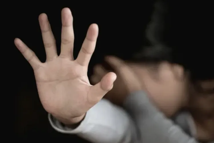 Caz șocant! Două minore de 10 și 11 ani au fost agresate de un bărbat de 43 de ani. Procurorii au solicitat arestarea preventivă