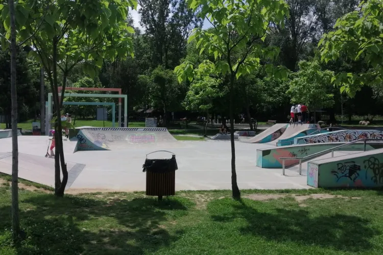„Nu se vede aproape nimic!” Un clujean reclamă iluminatul slab de la Skatepark-ul Rozelor