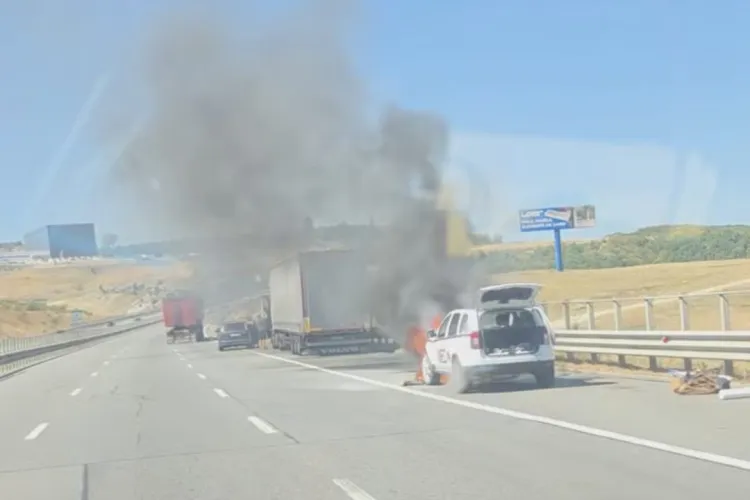 VIDEO Mașină în flăcări pe Autostrada A3, în apropiere de Cluj! Pasagerii s-au autoevacuat