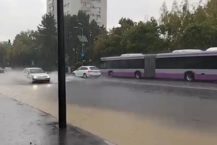 VIDEO. O ploaie de câteva minute a inundat străzile din Cluj. Pietonii și șoferii, nevoiți să facă slalom printre bălți