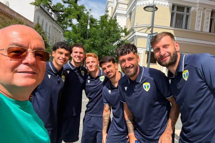 Gest neașteptat al lui Emil Boc după înfrângerea „U” Cluj: I-a felicitat pe jucătorii Petrolului în centrul orașului. „Rana fotbalistică era încă proaspătă