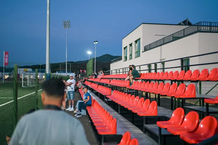 FOTO Investiție de 9,6 milioane de lei într-o nouă bază sportivă din Sighetu Marmației. Teren de fotbal cu nocturnă și 500 de locuri pentru spectatori