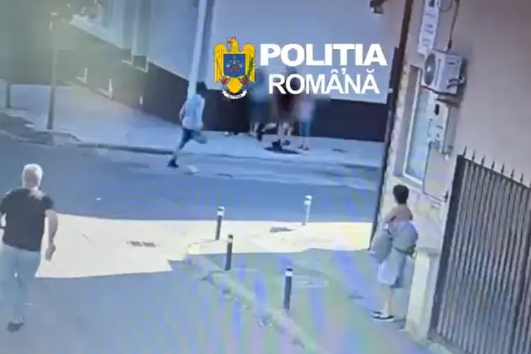 VIDEO. Imagini uluitoare cu o urmărire ca-n filme pe străzile Clujului! Șoferul fuge după ce lovește o femeie, dar oamenii pornesc după el și îl prind