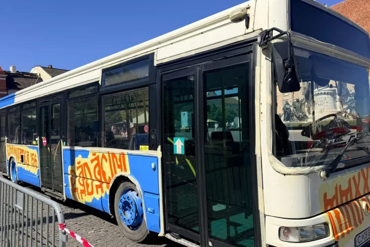 Autobuzul care se transformă sub ochii clujenilor! Un vehicul CTP devine o operă de artă inspirată din tradițiile românești și va circula prin tot orașul