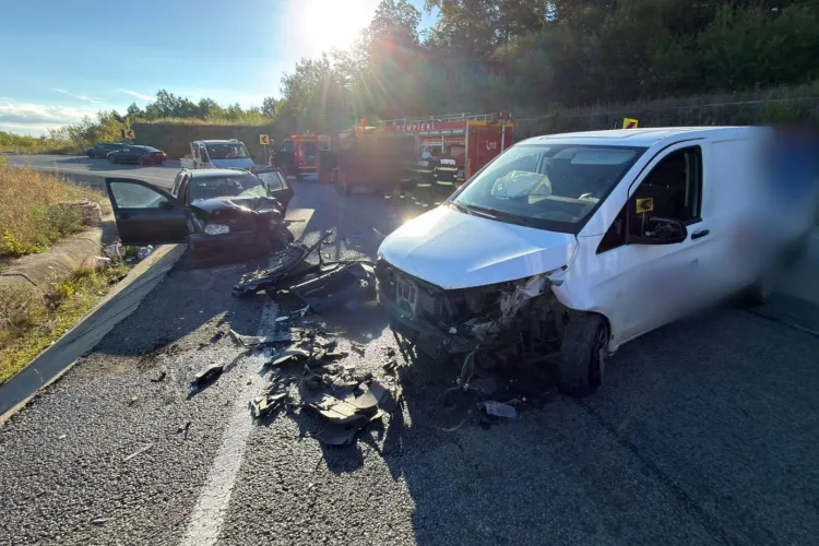 Accident pe Centura Vâlcele-Apahida, în Cluj: Doi bărbați au ajuns la spital, unul dintre ei fiind scos cu greu de pompieri dintre fiarele mașinii