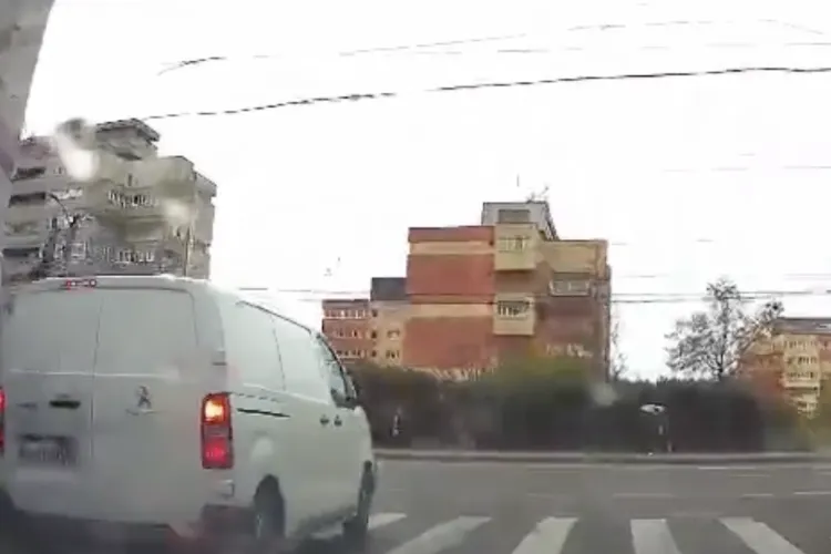 VIDEO. Inconștiență la volan în Cluj-Napoca! Un șofer de dubă a ignorat toal culoarea semaforulu și a trecut pe roșu direct pe trecere
