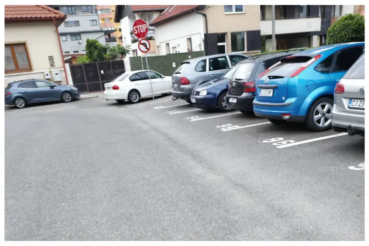 Pericol pentru pietoni pe o stradă din Cluj-Napoca! Mașinile ocupă trotuarul, iar oamenii sunt nevoiți să meargă pe carosabil