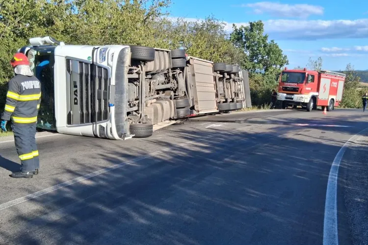 TIR răsturnat pe varianta Gilău-Gârbău din Cluj! Autotrenul era încărcat cu carcase de porc . Pompierii au intervenit de urgență 