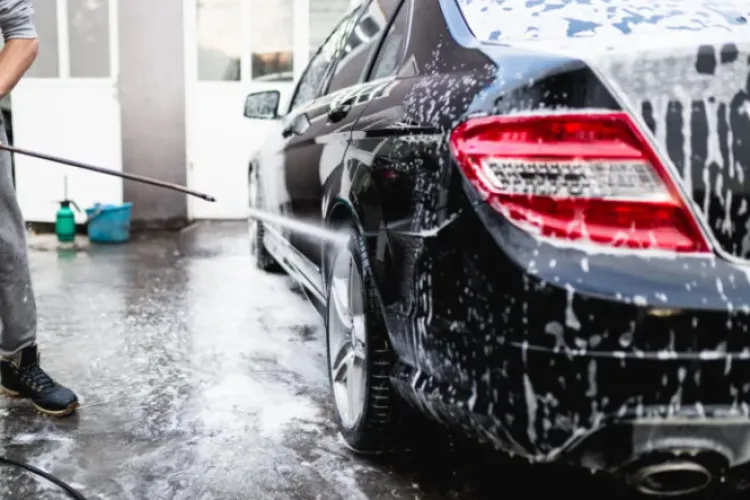 Spălătorie auto deschisă 24/7, în mijlocul unui scandal la Cluj-Napoca! Vecinii spun că nu mai pot dormi