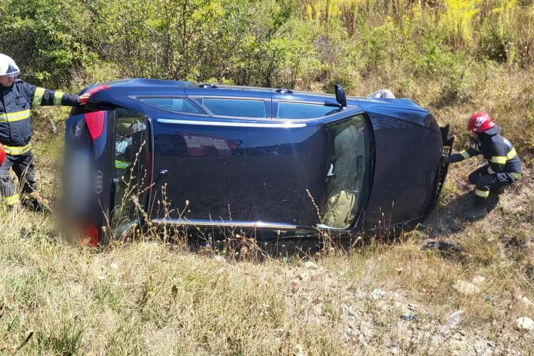Mașină răsturnată pe centura Vâlcele-Apahida din Cluj! Un șofer de aproximativ 30 de ani, evaluat de SMURD. A intervenit descarcerarea 