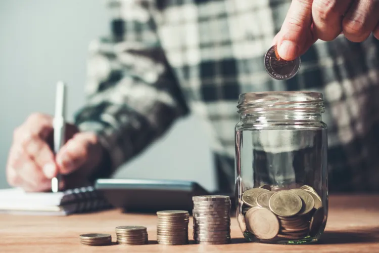 Doar unul din 11 români a mai reușit să pună bani deoparte în ultimul an! Restul ies pe zero sau se împrumută ca să ajungă cu banii până la salariu