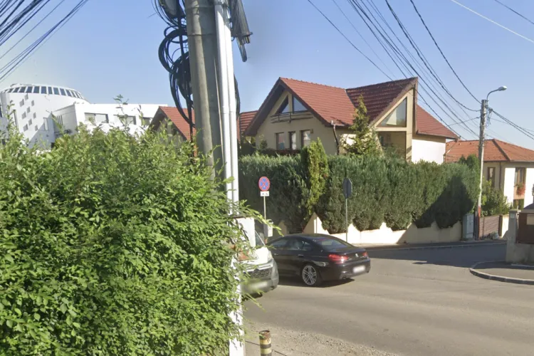 Intersecție-capcană în Cluj-Napoca! Un gard viu ieșit pe trotuar și un stâlp le taie șoferilor toată vizibilitatea: „S-au produs deja accidente aici”