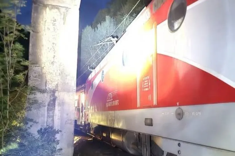 Coșmar pentru călătorii cu trenul în apropiere de Cluj! O locomotivă a rămas blocată ore întregi după ce un pantograf s-a rupt