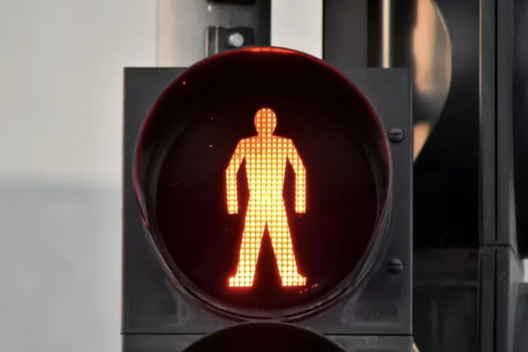 Coșmarul de dimineață al pietonilor din Cluj-Napoca: Stau la semafor și se uită cum le pleacă autobuzul școlar: „Timpii sunt prea mari!”