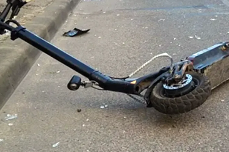 Tragedie pe trotinetă. Un bărbat de 49 de ani a murit după ce a căzut și s-a lovit de asfalt