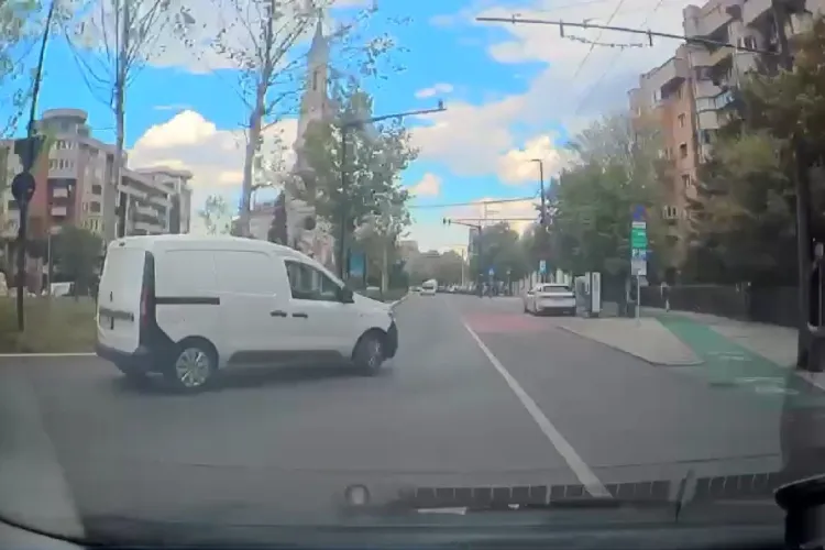VIDEO. Noroc și reflexe bune! Accident evitat în ultima clipă pe o stradă din Cluj