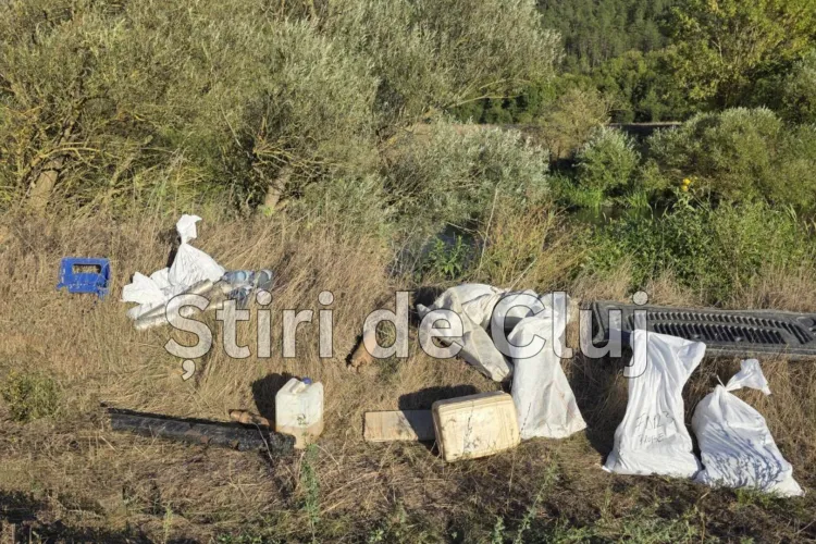 Malul Someșului, transformat în groapă de gunoi? Saci cu „probe” și canistre, abandonate la Iclod