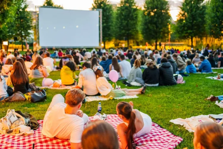 Final de vară cu romantism și muzică în Iulius Parc: „The Notebook” încheie Movie Nights după seri de film care au adunat peste 4.000 de clujeni