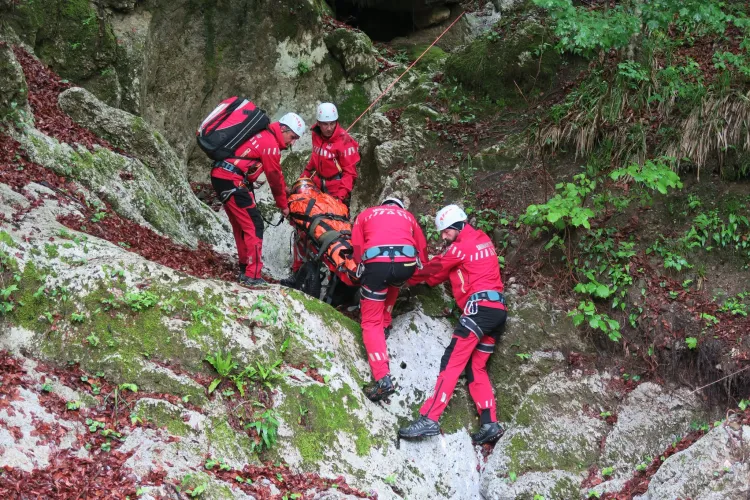 Coșmar pe munte: Un turist a căzut aproape 200 de metri, iar salvatorii încă nu au ajuns la el! În 24 de ore, 14 oameni scoși din pericol, cinci la spital