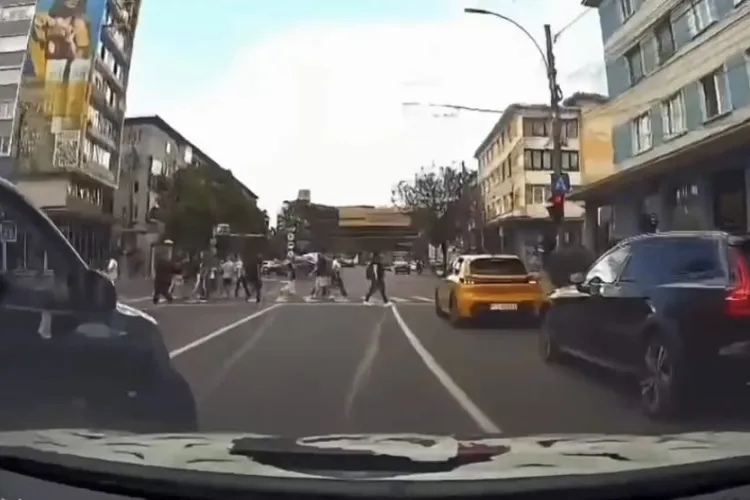 VIDEO. „Crezi că ai prins vreun fraier acum?”: Clujul, scena unui conflict în trafic, doi șoferi s-au șicanat și s-au amenințat reciproc