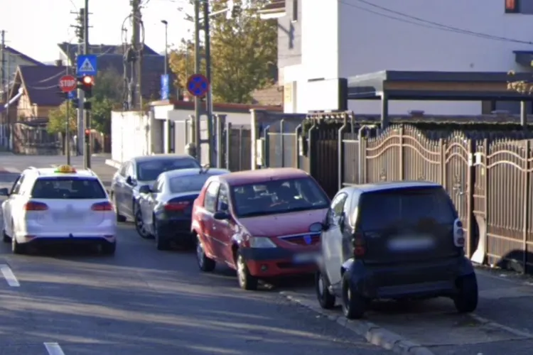 Pietonii, „împinși” pe carosabil în Cluj-Napoca! Mașinile au ocupat trotuarul, iar oamenii cer stâlpișori: „Mămicile cu copii trebuie să meargă pe drum”