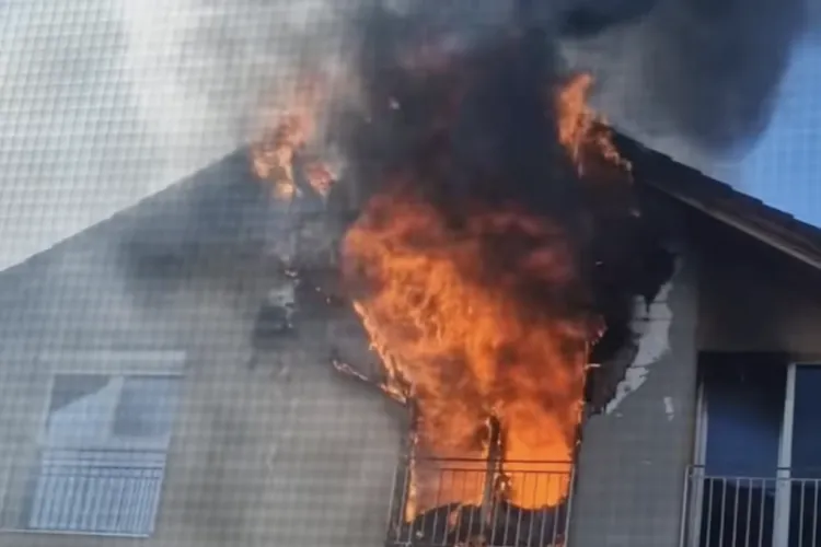 VIDEO. Incendiu violent în Cluj! Focul a pornit dintr-un apartament de la ultimul etaj și a ajuns la acoperiș. Pompierii intervin chiar acum