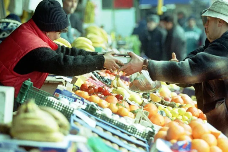 Clujenii, „furați” la cântar? Un locuitor a observat că vânzătorii din piețele din Cluj ascund afișajul când cântăresc fructele și legumele 