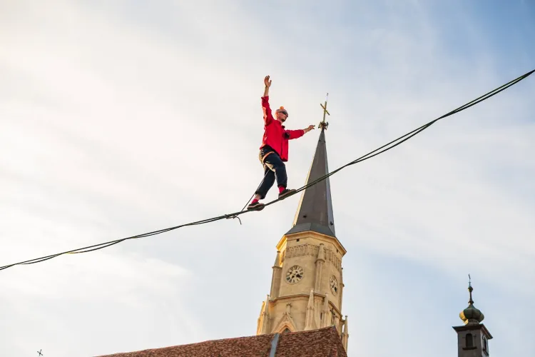 VIDEO. Clipe de suspans în centrul Clujului! Un acrobat a mers pe frânghie și i-a ținut pe zeci de oameni cu sufletul la gură