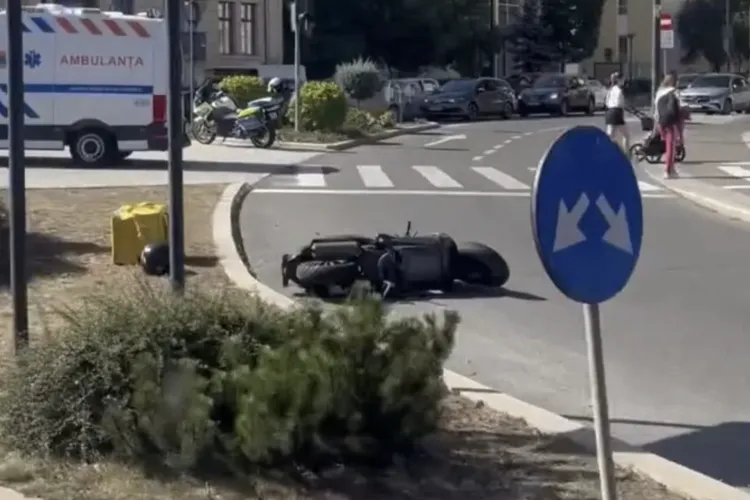 VIDEO. Accident grav în Cluj-Napoca: scuterul unui livrator de mâncare a fost lovit în plin. Ambulanță la fața locului