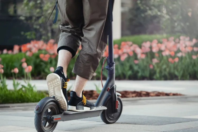Pericol pe pista de biciclete de la Baza Sportivă Gheorgheni din Cluj: Trotinete electrice puternice circulă cu viteză printre copii. „Luați măsuri!”