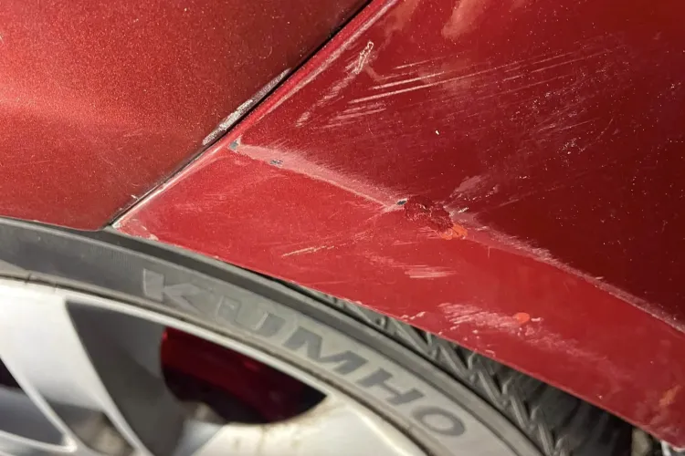 Cel mai ieftin „service auto” din Cluj-Napoca! Un clujean și-a găsit mașina lovită în parcare și „reparată” cu ojă cu sclipici: „Măcar a nimerit culoarea”