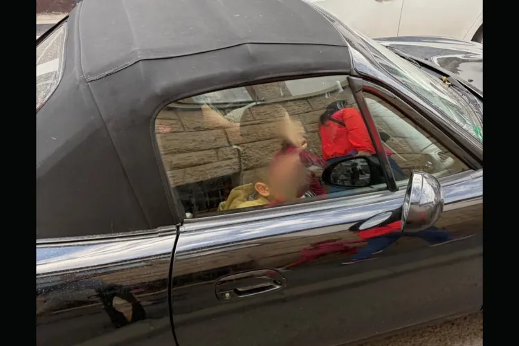 Doi copii din Cluj fără centură pe scaunul din față, transportați cu o decapotabilă spre școală: „Așa ceva nu e normal!”