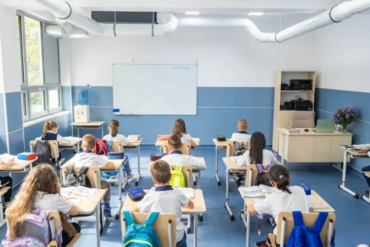 2.9 milioane de elevi și copii de grădiniță au început astăzi noul an școlar. Când vor avea prima vacanță și când se termină școala