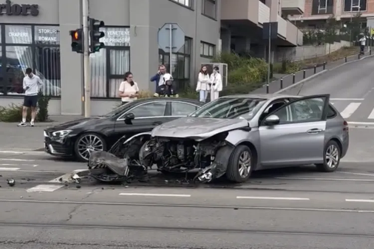 VIDEO. Accident violent în Cluj-Napoca! O femeie a fost transportată la spital: Mașinile implicate au fost făcute praf